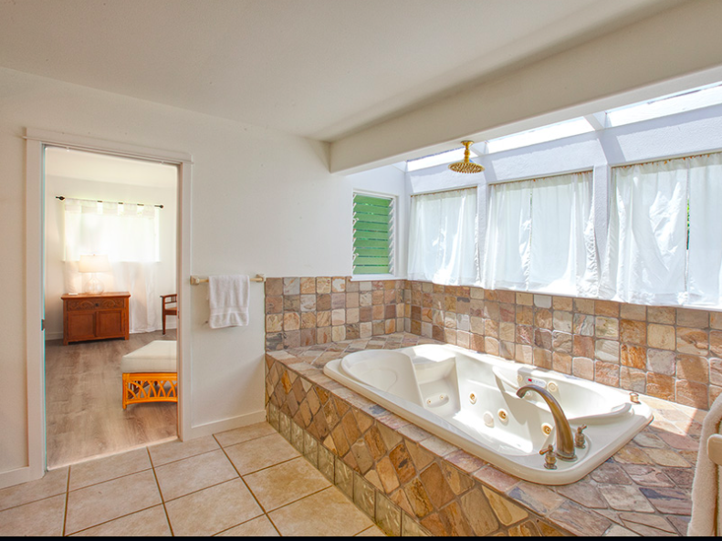 Kalihiwai Beach House rental master bathroom tub